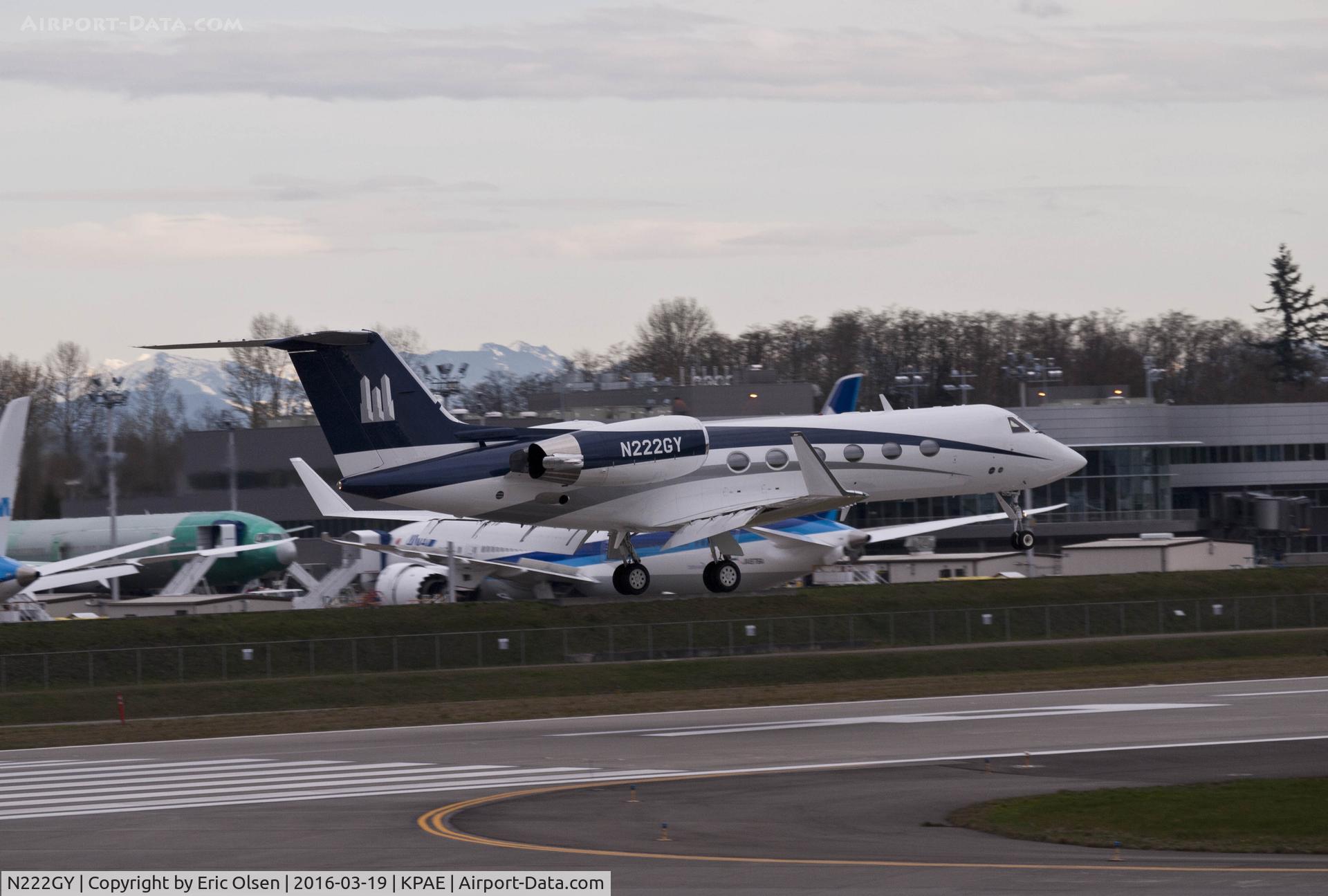 N222GY, 1990 Gulfstream Aerospace G-IV C/N 1142, Gulfstream landing at Paine Field