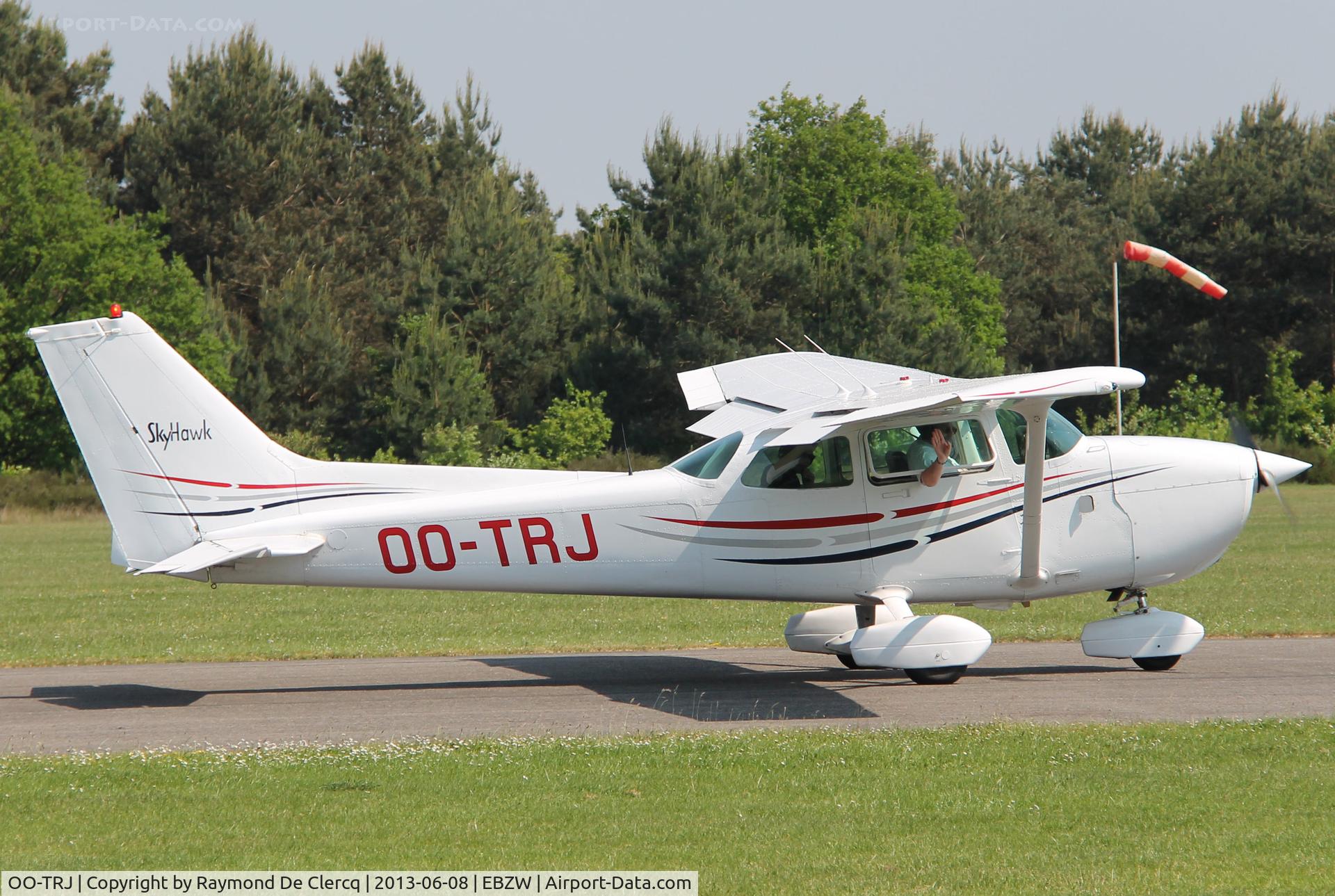 OO-TRJ, 1982 Reims F172P Skyhawk II C/N 17202140, Taxiing.