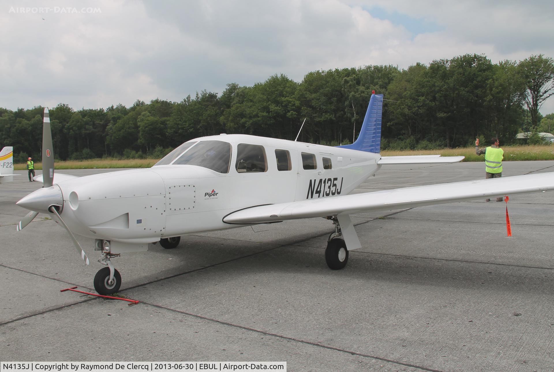 N4135J, 1999 Piper PA-32R-301 Saratoga C/N 3246127, Open door at Ursel.
