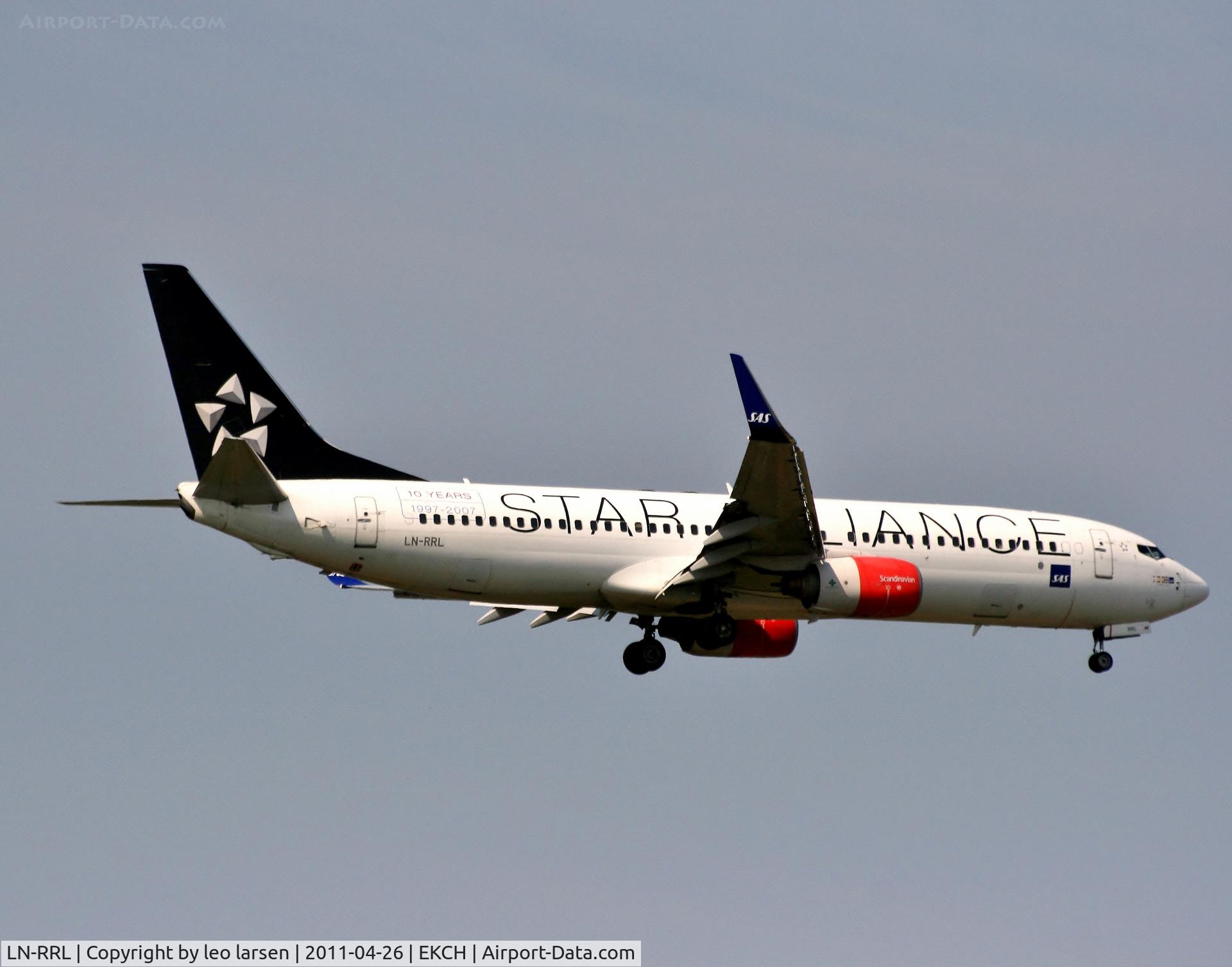 LN-RRL, 2003 Boeing 737-883 C/N 28328, Copenhagen 26.4.11 with 10 years 1997-2007 Staralliance sticker