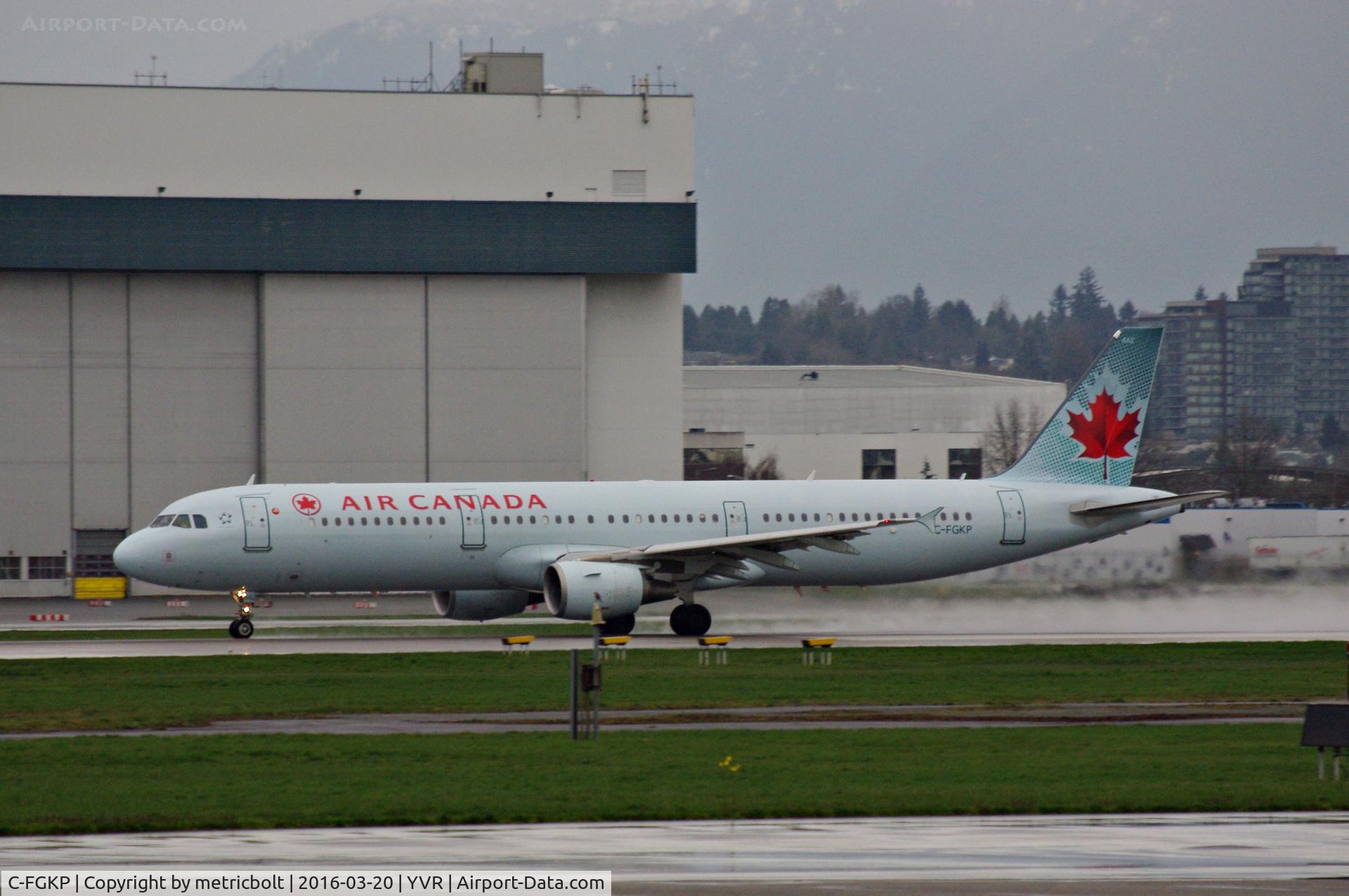 C-FGKP, 2009 Airbus A321-211 C/N 3884, Departure from YVR