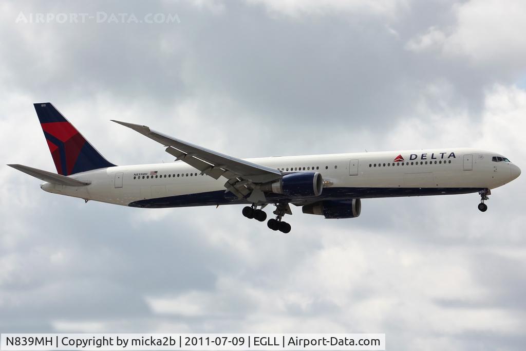 N839MH, 2001 Boeing 767-432/ER C/N 29712, Landing