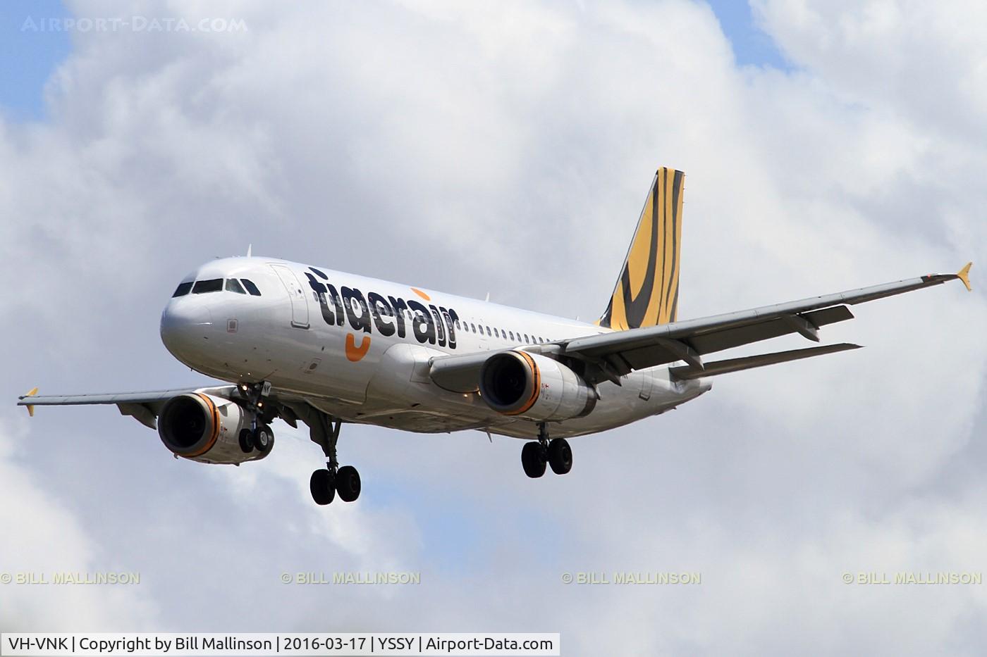 VH-VNK, 2009 Airbus A320-232 C/N 3986, finals to 16R