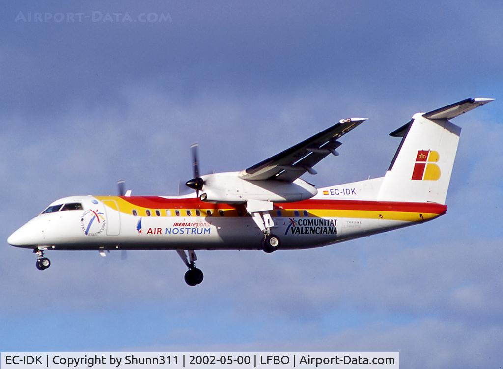 EC-IDK, 2000 De Havilland Canada DHC-8-315Q Dash 8 C/N 564, Landing rwy 33L