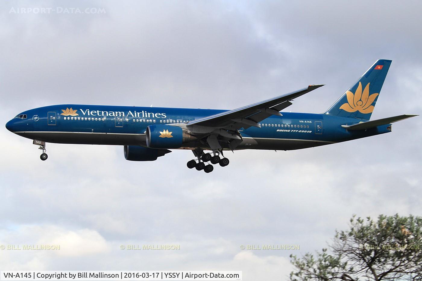VN-A146, 2004 Boeing 777-26KER C/N 33504, FINALS TO 16R