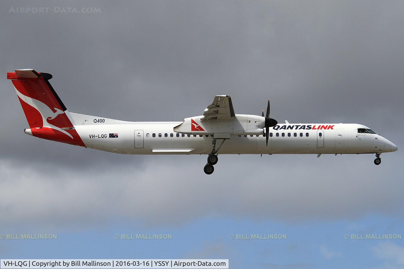 VH-LQG, 2011 Bombardier DHC-8-402 Dash 8 C/N 4376, FINALS TO 16R