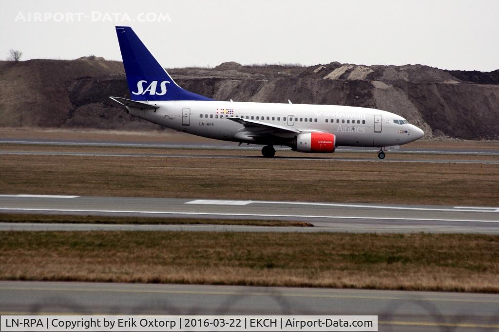 LN-RPA, 1998 Boeing 737-683 C/N 28290, LN-RPA taxing for take off rw 22R