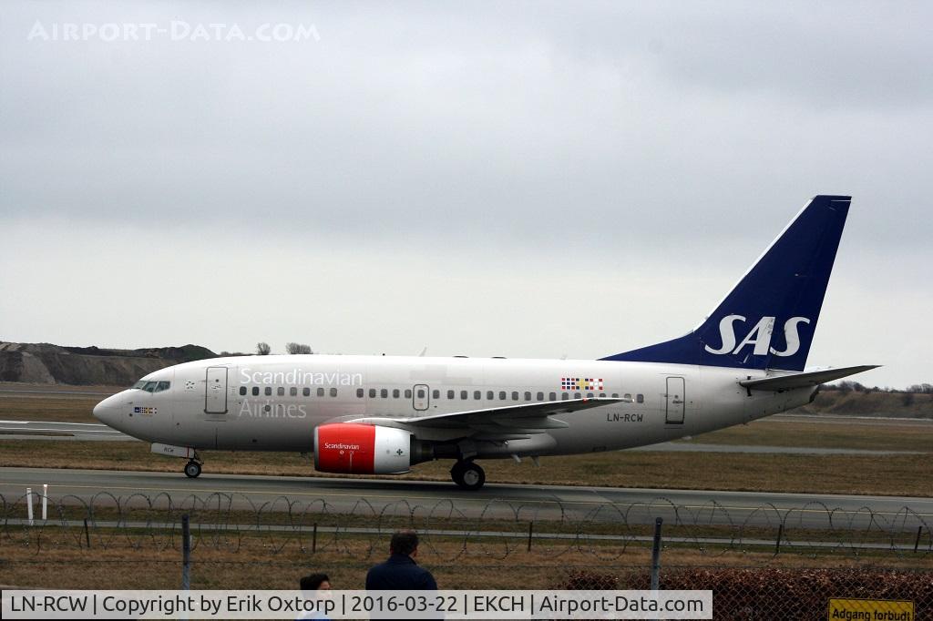 LN-RCW, 1999 Boeing 737-683 C/N 28308, LN-RCW just arrived rw 04L