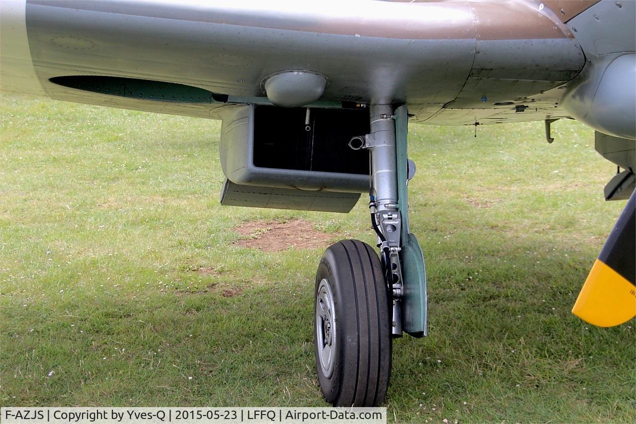 F-AZJS, 1944 Supermarine 389 Spitfire PR.XIX C/N 6S/585110, Supermarine 389 Spitfire PR.XIX, Close view of right main landing gear, La Ferté-Alais airfield (LFFQ) Air show 2015