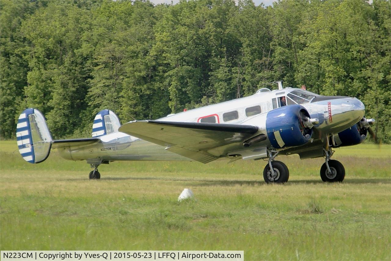 N223CM, 1952 Beech D18S C/N CA223, Beech D18S, Taxiing to parking area, La Ferté-Alais airfield (LFFQ) Airshow 2015