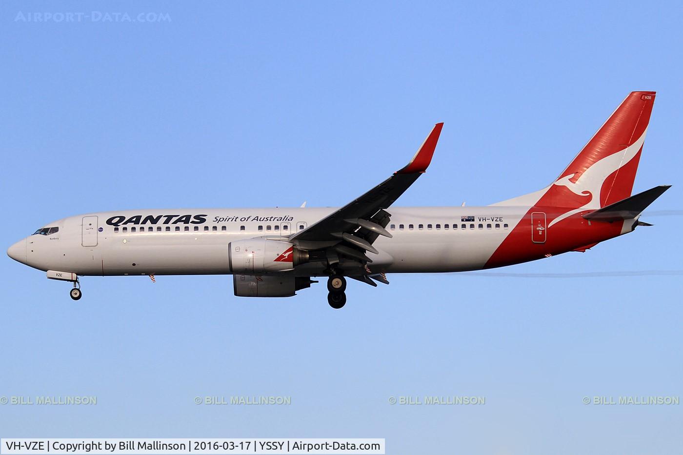 VH-VZE, 2008 Boeing 737-838 C/N 34199, finals to 16R