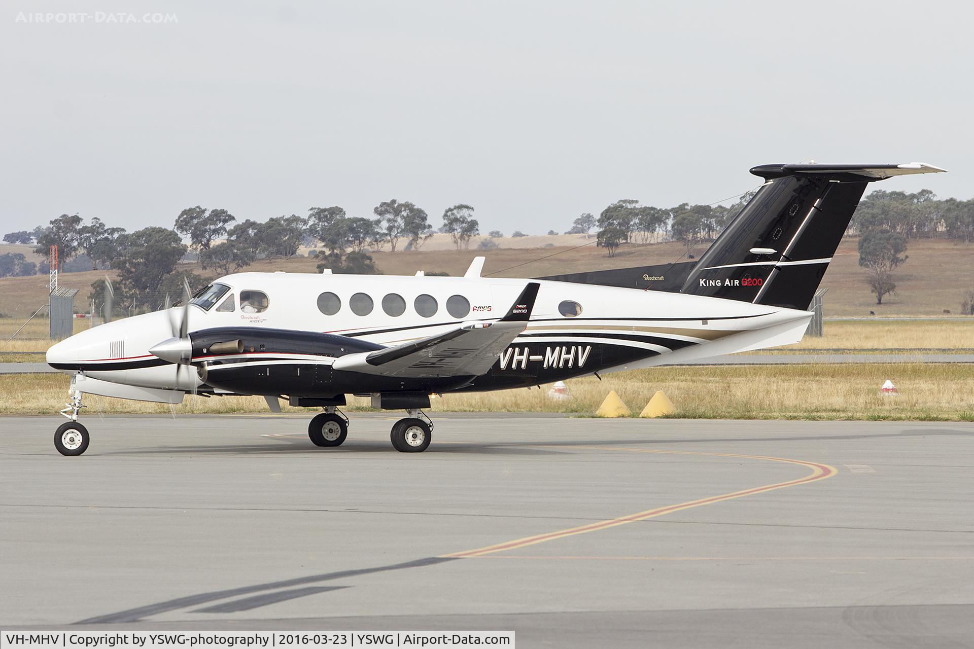 VH-MHV, 2000 Raytheon B200 Super King Air C/N BB-1742, Pays Helicopters (VH-MHV) Beechcraft Super King Air B200 at Wagga Wagga Airport.