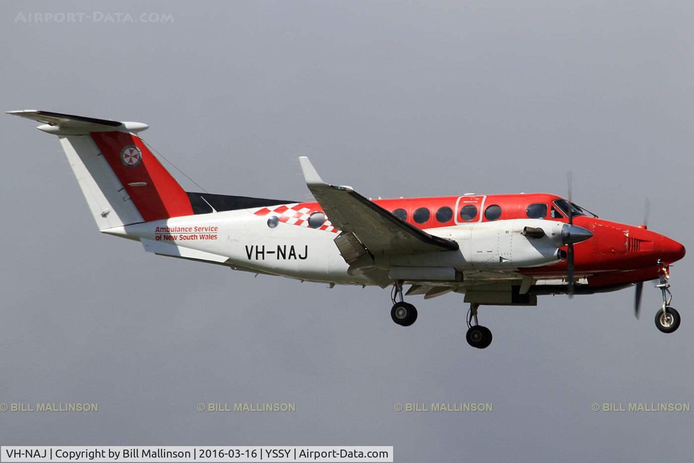 VH-NAJ, 2011 Hawker Beechcraft B300C C/N FM-47, finals to 16R