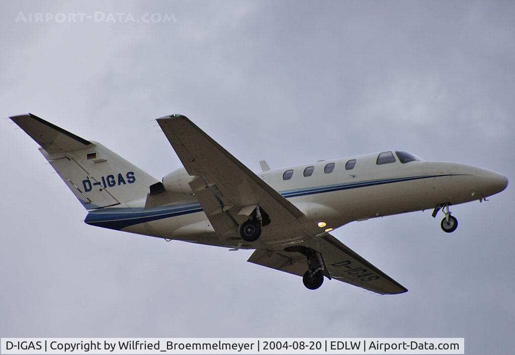 D-IGAS, 1997 Cessna 525 CitationJet C/N 525-0223, On approach to runway 24 at Dortmund.