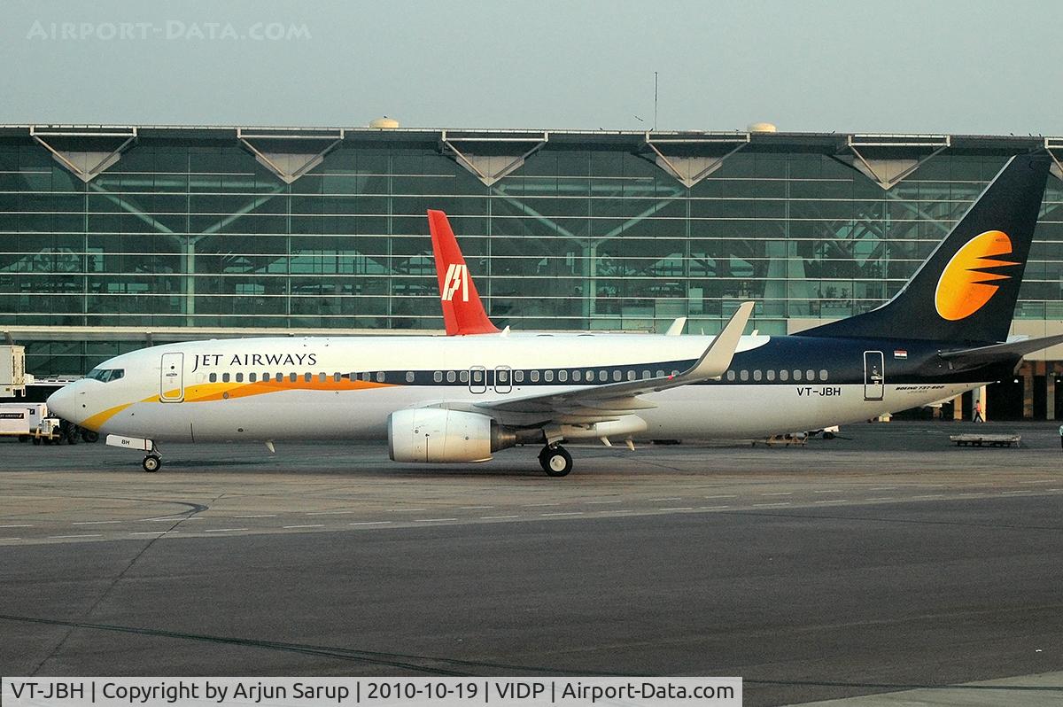 VT-JBH, 2009 Boeing 737-85R C/N 35289, Taxiing past IGIA T-1.