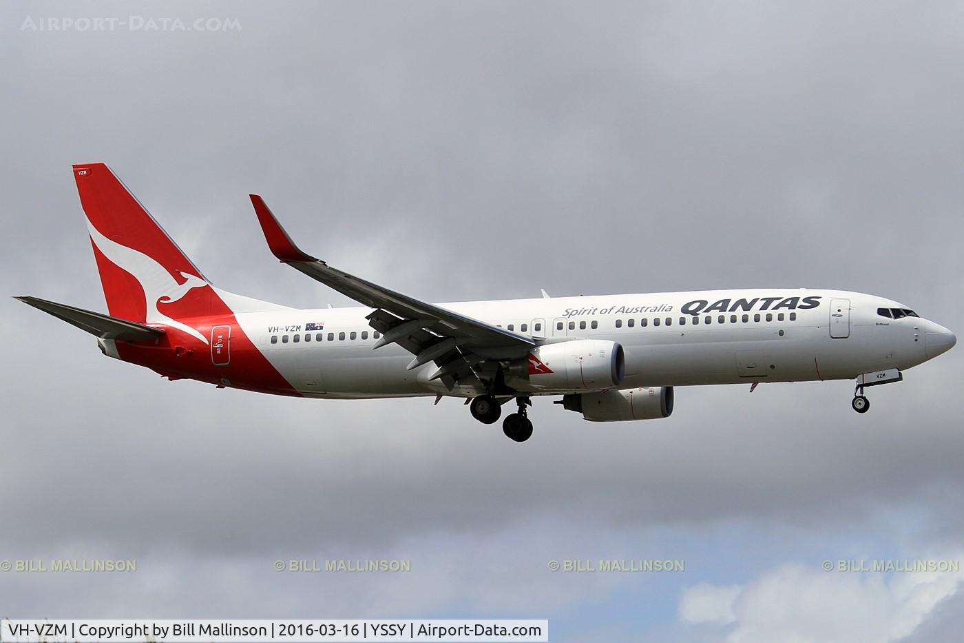 VH-VZM, 2011 Boeing 737-838 C/N 34192, finals to 16R