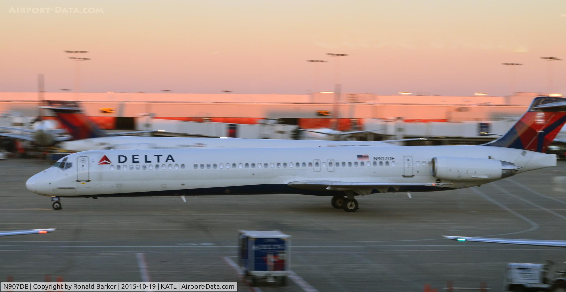 N907DE, 1992 McDonnell Douglas MD-88 C/N 53416, Taxi Atlanta