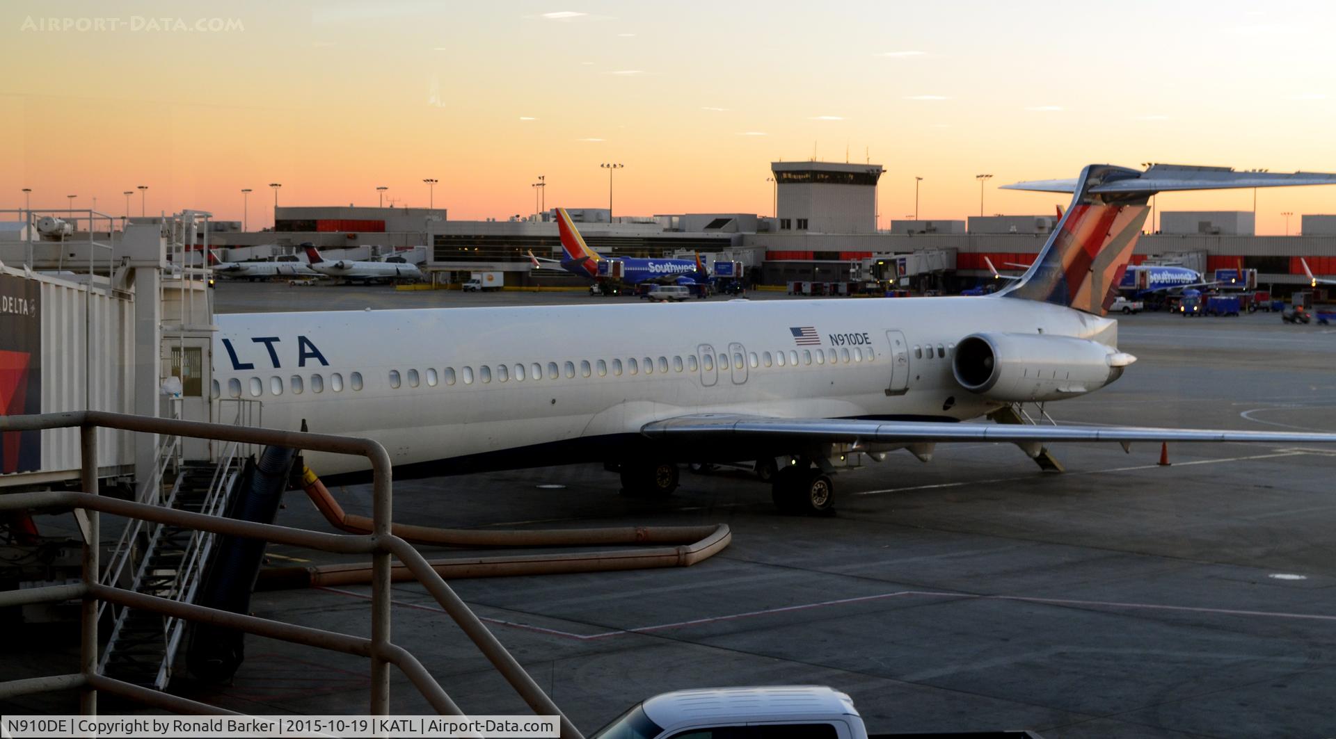 N910DE, 1992 McDonnell Douglas MD-88 C/N 53419, At the gate Atlanta