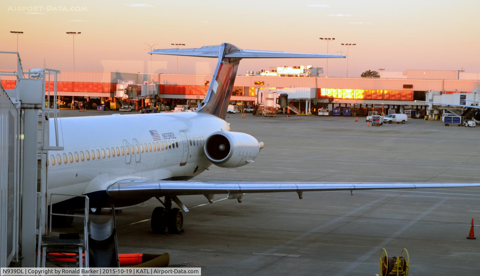 N939DL, 1989 McDonnell Douglas MD-88 C/N 49812, At the gate Atlanta