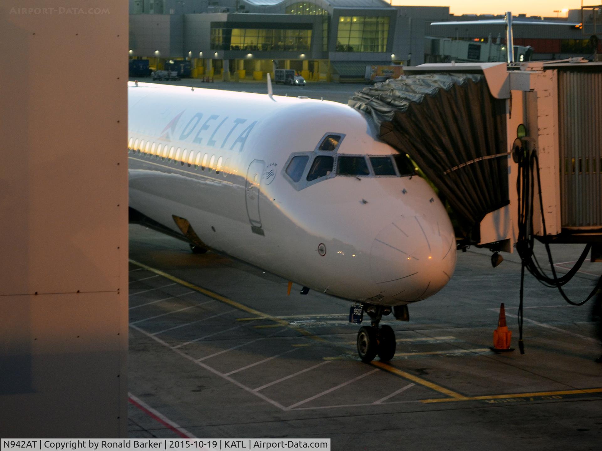 N942AT, 1999 Boeing 717-200 C/N 55005, At the gate Atlanta