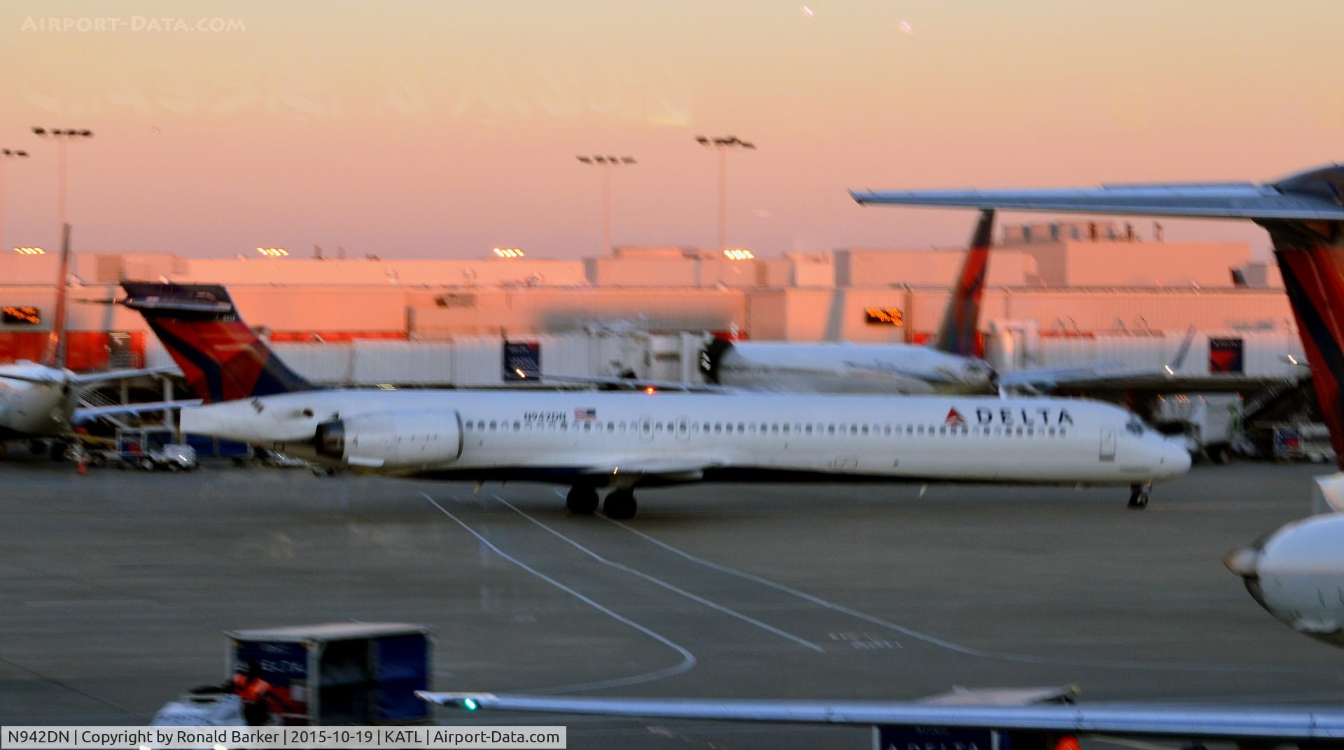 N942DN, 1997 McDonnell Douglas MD-90-30 C/N 53556, Taxi Atlanta