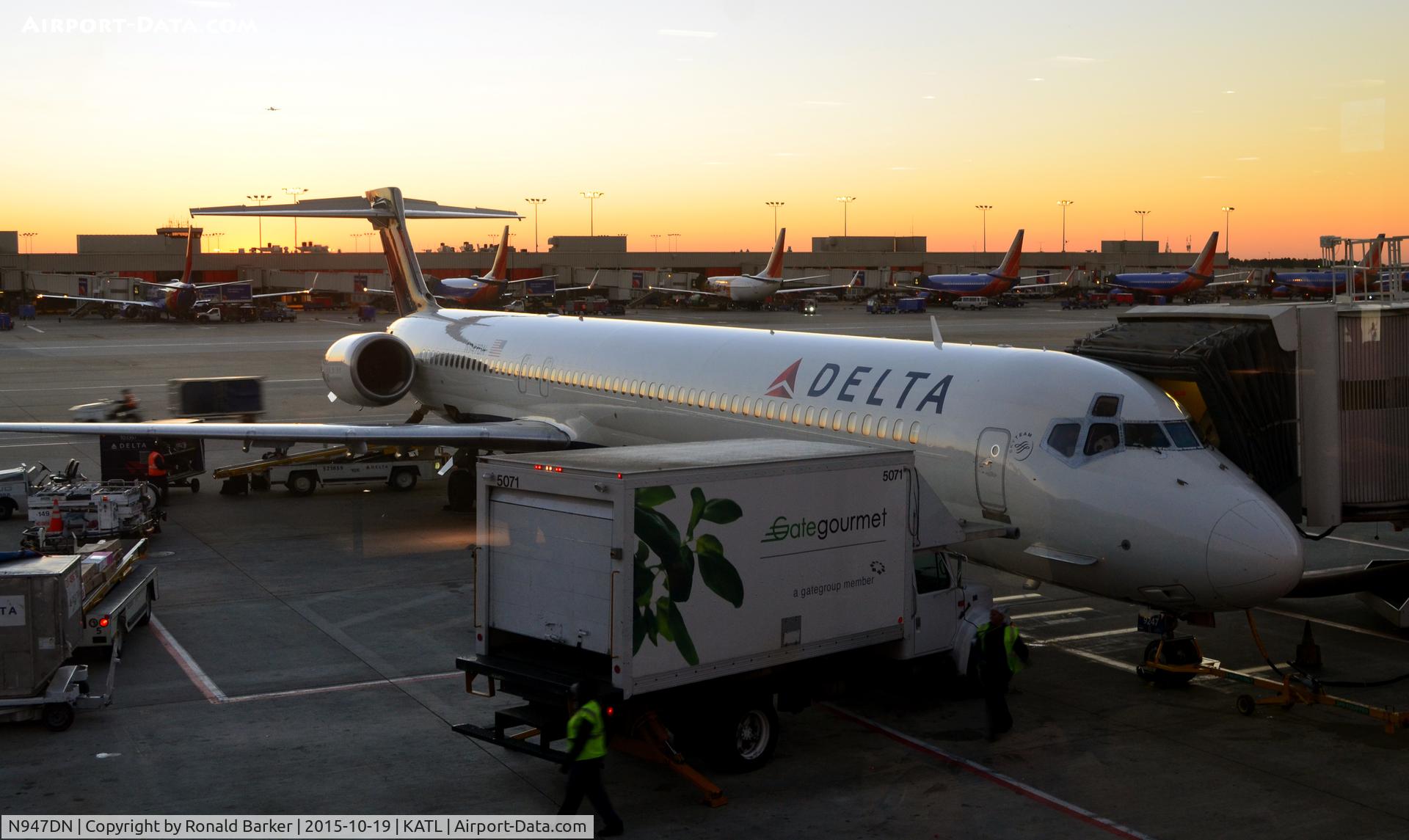 N947DN, 1996 McDonnell Douglas MD-90-30 C/N 53355, At the gate Atlanta