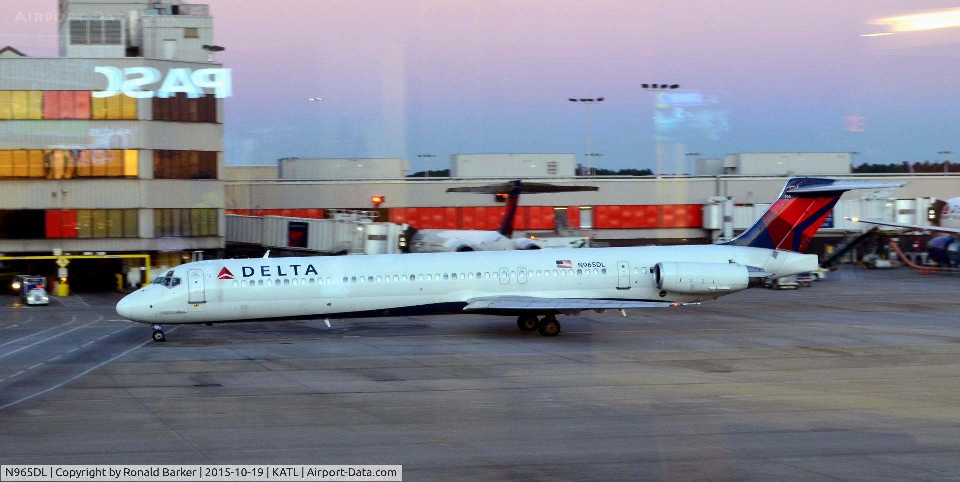 N965DL, 1990 McDonnell Douglas MD-88 C/N 49984, Taxi Atlanta