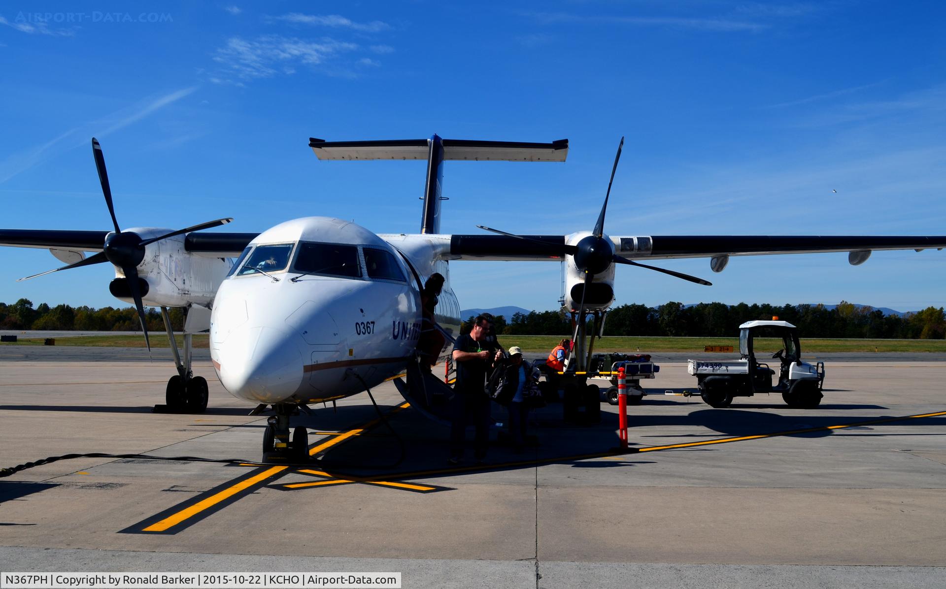 N367PH, 1998 Bombardier DHC-8-202 Dash 8 C/N 511, At the gate Charlottesville