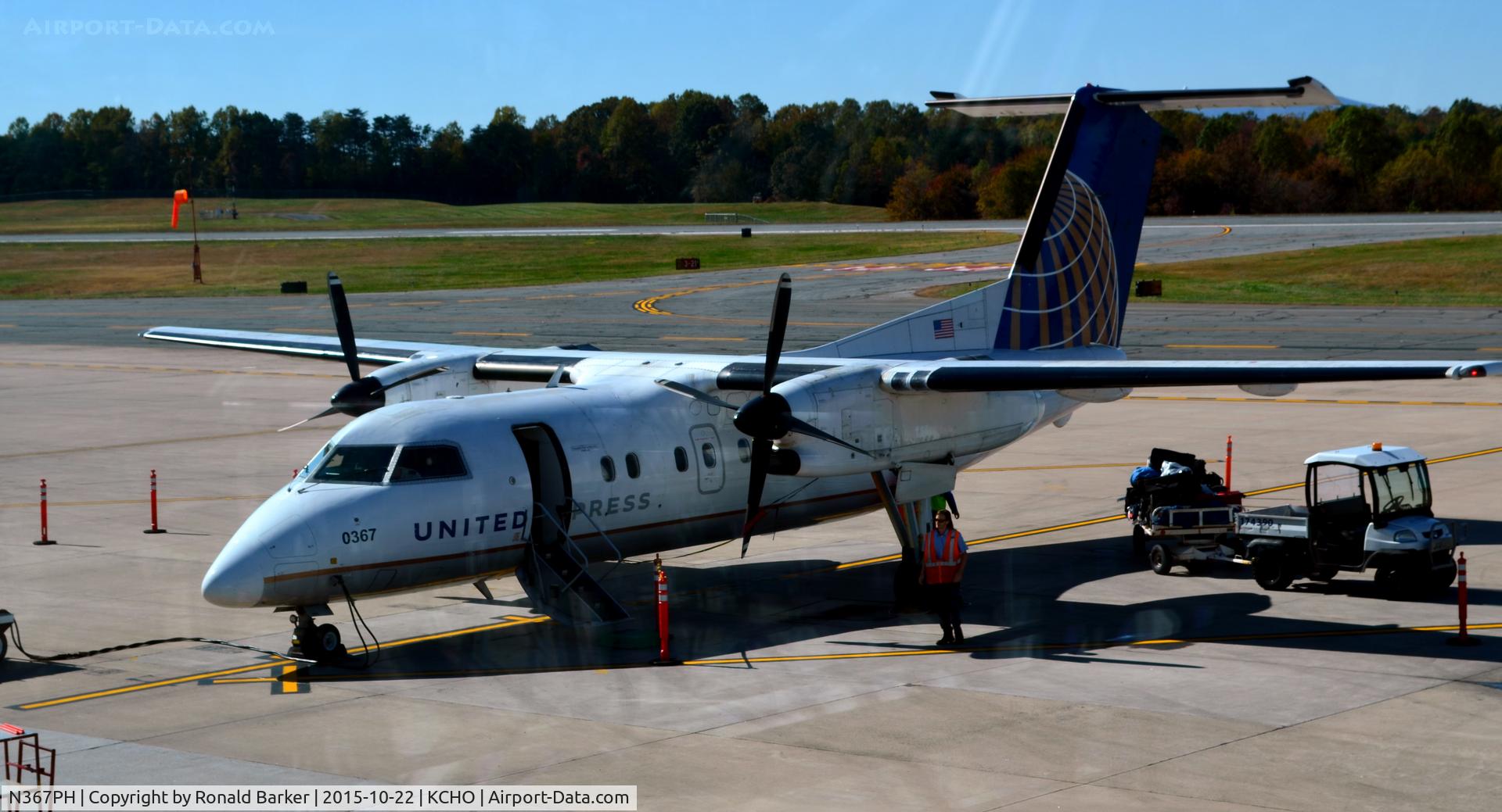 N367PH, 1998 Bombardier DHC-8-202 Dash 8 C/N 511, At the gate Charlottesville