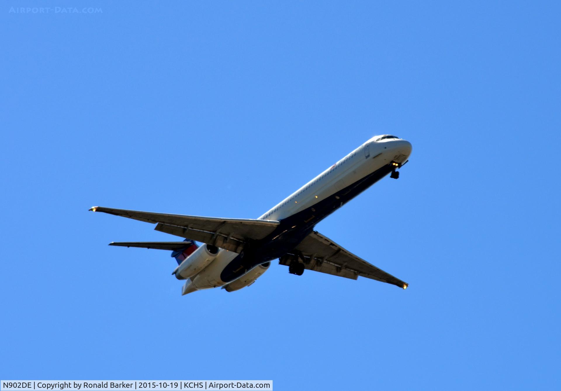 N902DE, 1992 McDonnell Douglas MD-88 C/N 53379, Landing approach Charleston