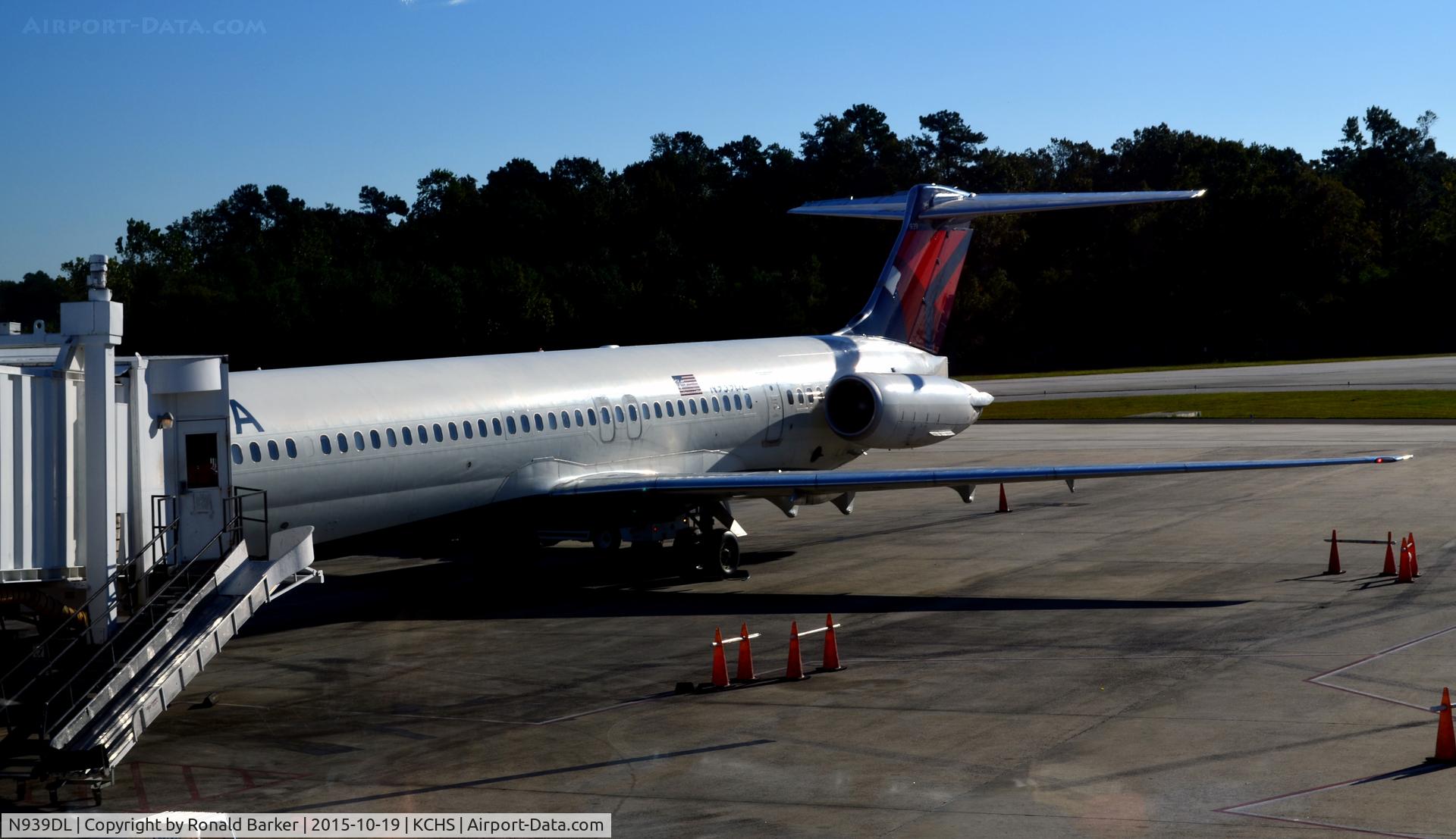 N939DL, 1989 McDonnell Douglas MD-88 C/N 49812, At the gate Charleston