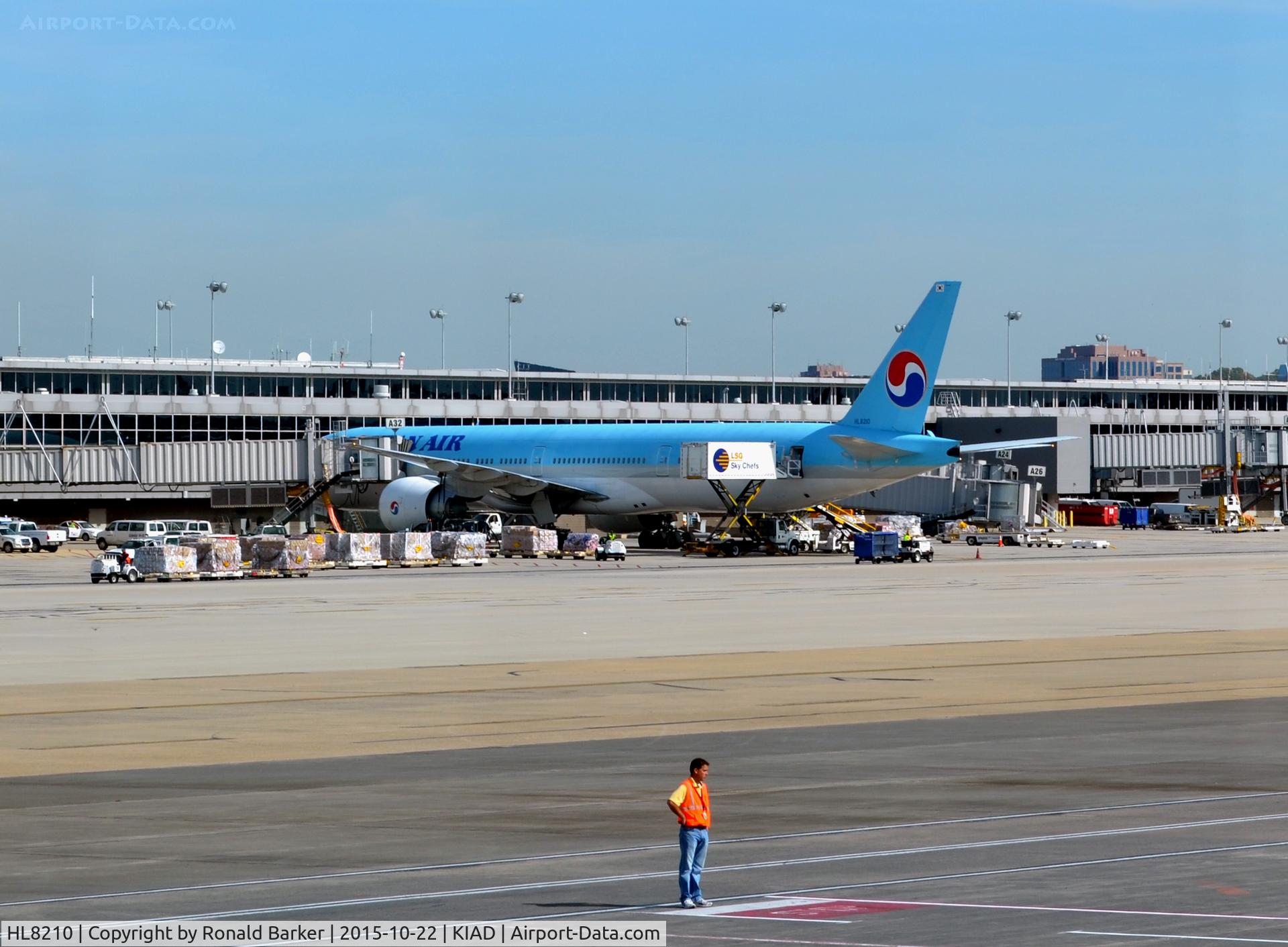 HL8210, 2010 Boeing 777-3B5/ER C/N 40377, At the gate, Dulles