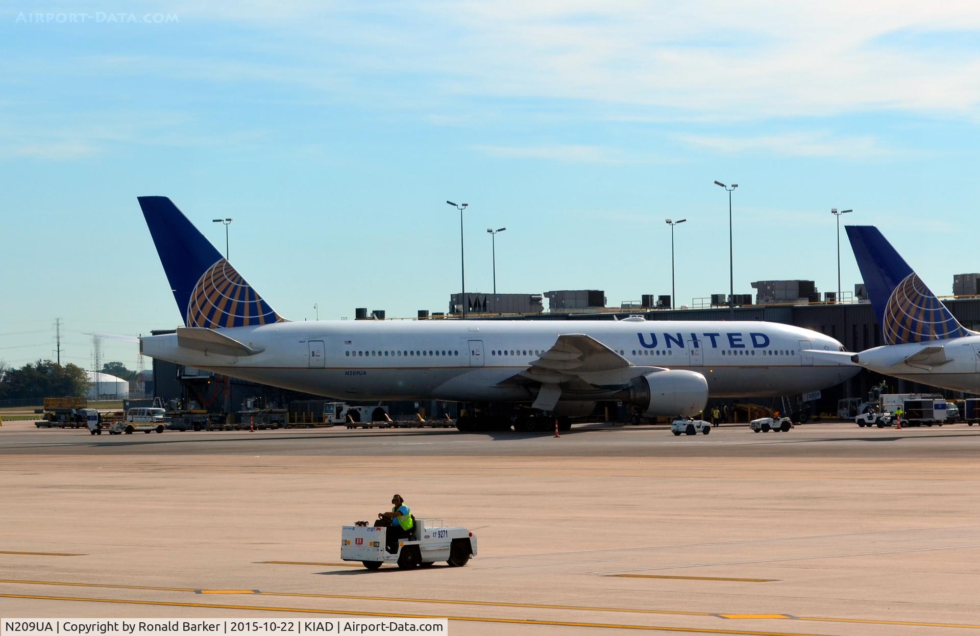 N209UA, 1999 Boeing 777-222 C/N 30215, At the gate Dulles