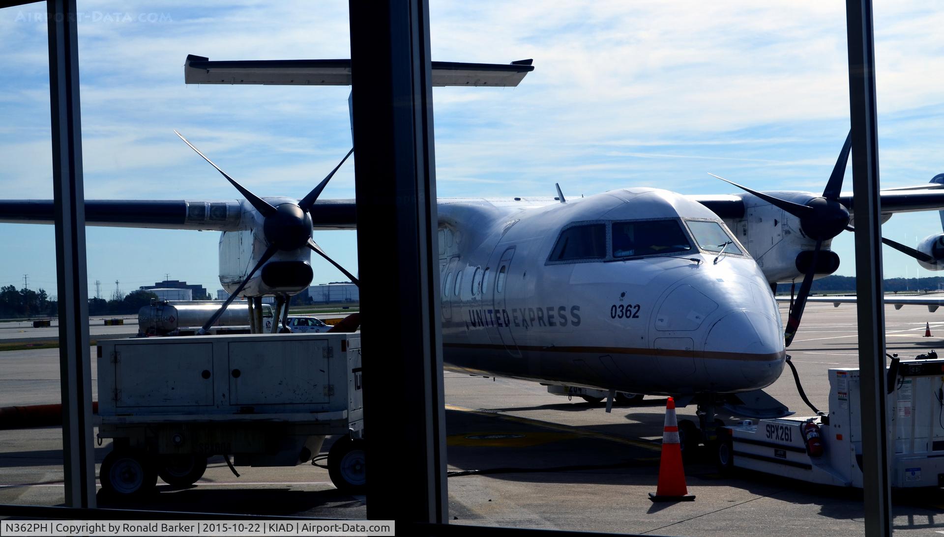 N362PH, 1998 Bombardier DHC-8-202 Dash 8 C/N 518, At the gate Dulles