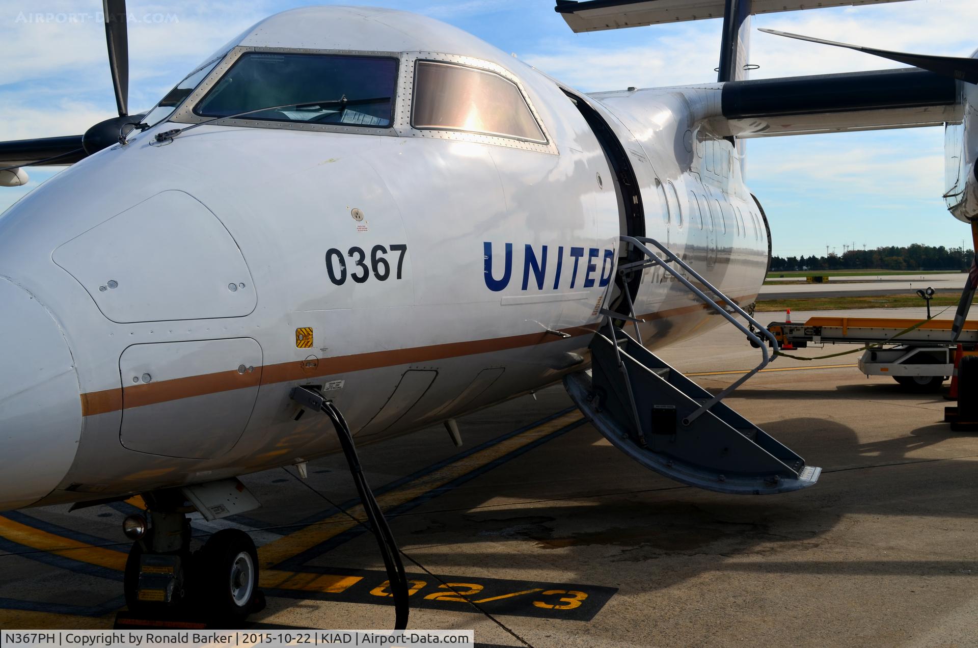 N367PH, 1998 Bombardier DHC-8-202 Dash 8 C/N 511, At the gate Dulles