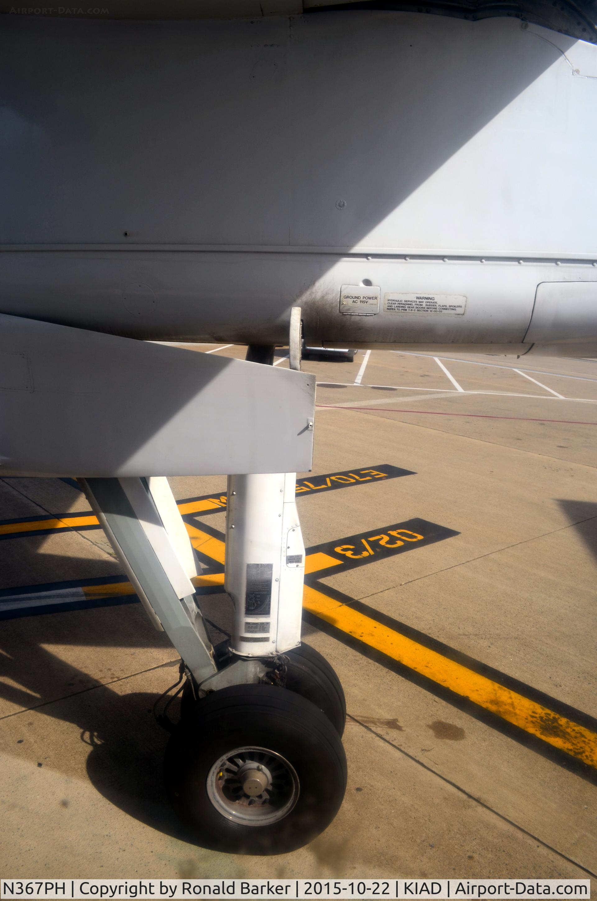 N367PH, 1998 Bombardier DHC-8-202 Dash 8 C/N 511, Landing gear
