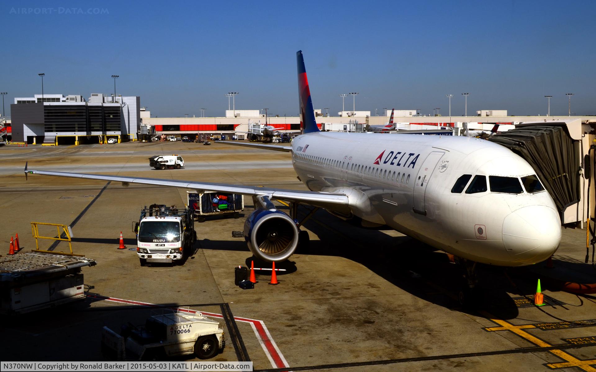 N370NW, 1999 Airbus A320-212 C/N 1037, At the gate Atlanta