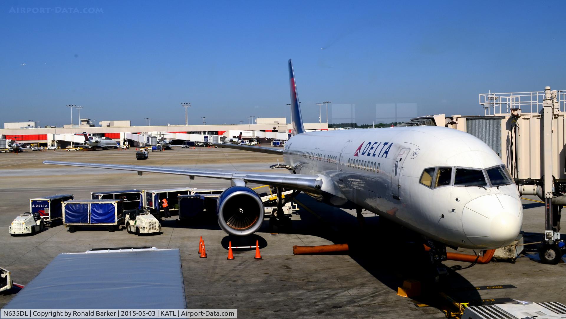 N635DL, 1988 Boeing 757-232 C/N 23762, At the gate Atlanta