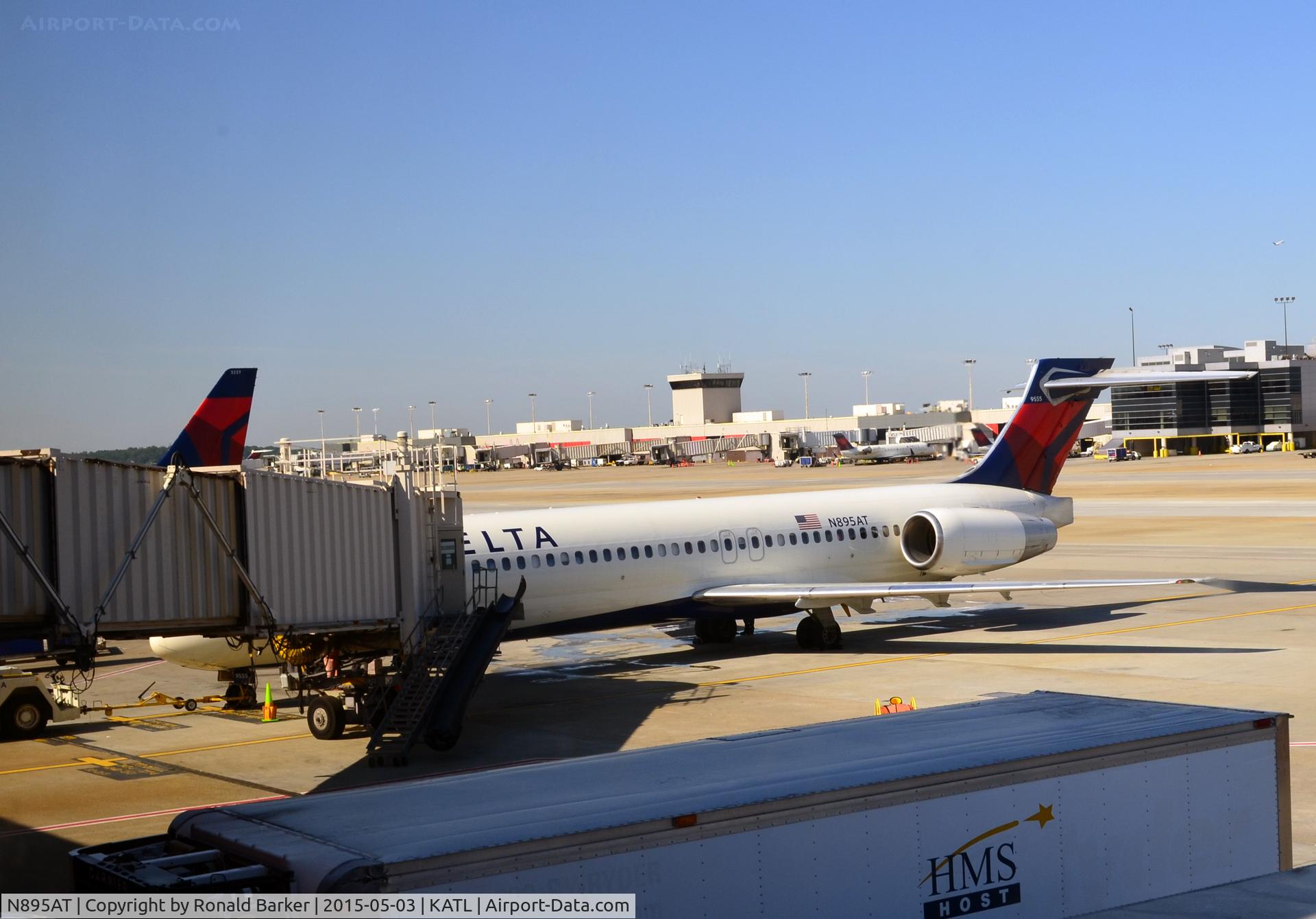 N895AT, 2004 Boeing 717-200 C/N 55047, At the gate Atlanta