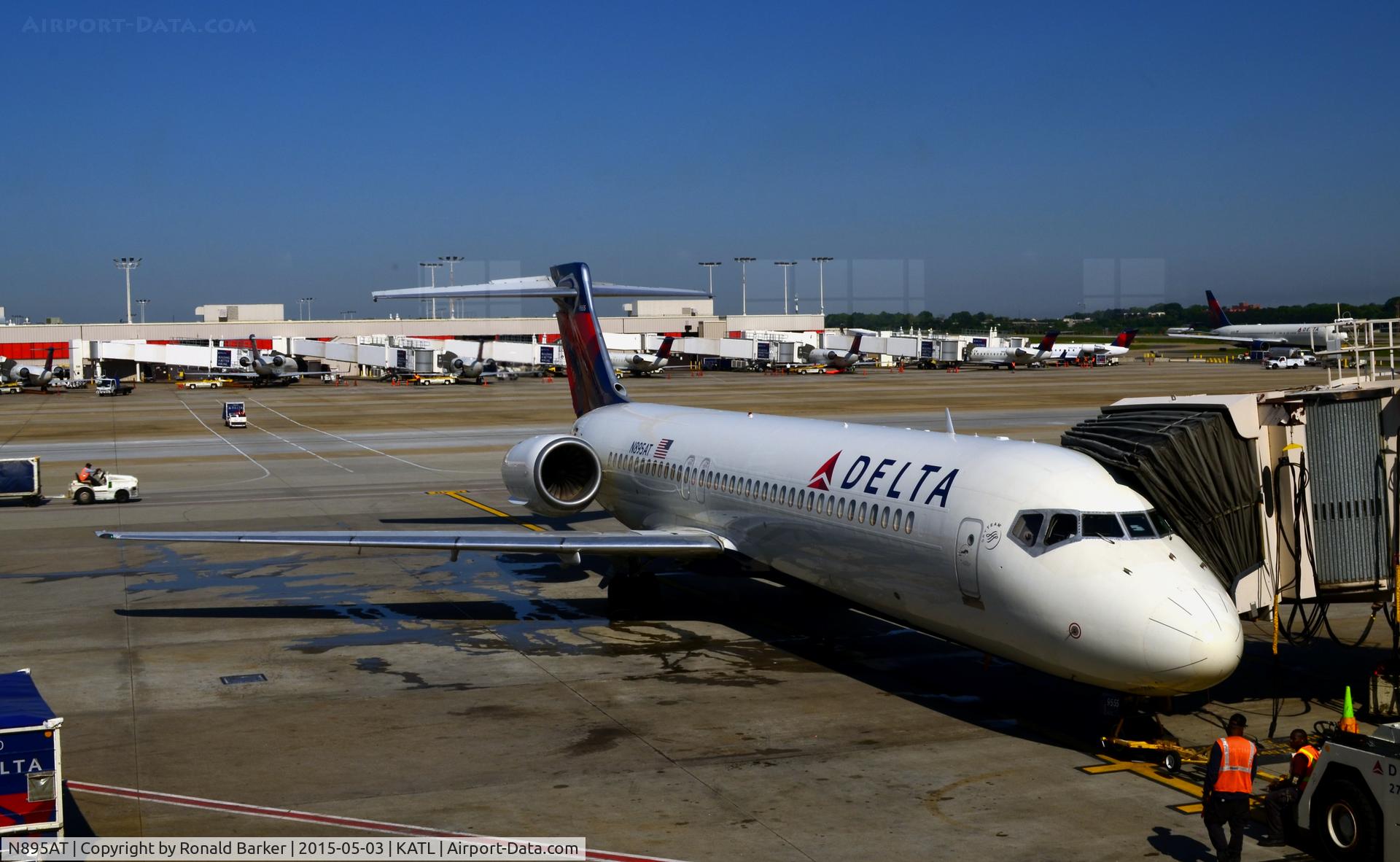 N895AT, 2004 Boeing 717-200 C/N 55047, At the gate Atlanta