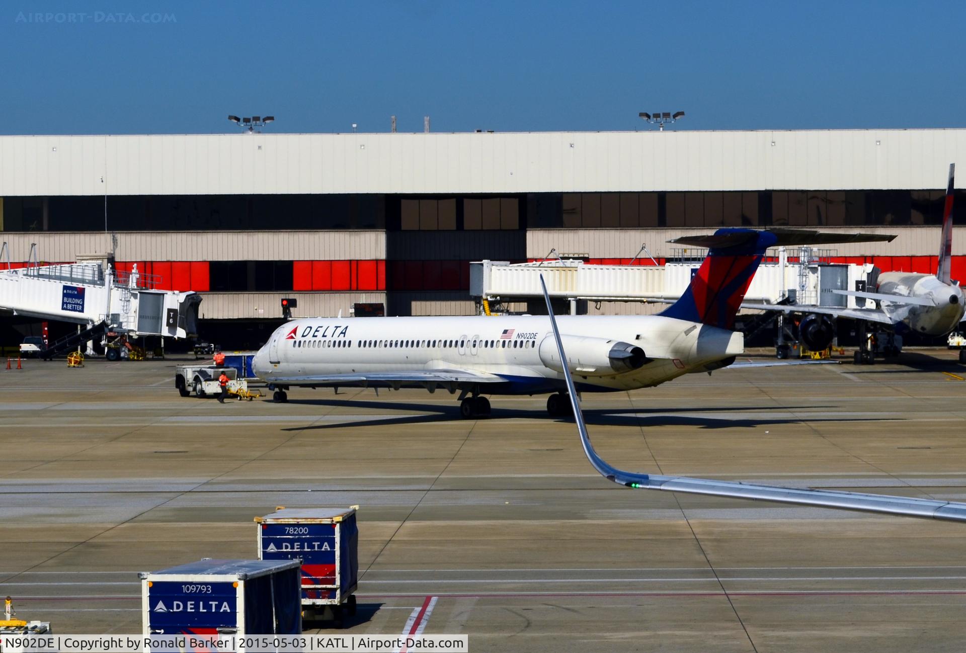 N902DE, 1992 McDonnell Douglas MD-88 C/N 53379, Pushback Atlanta