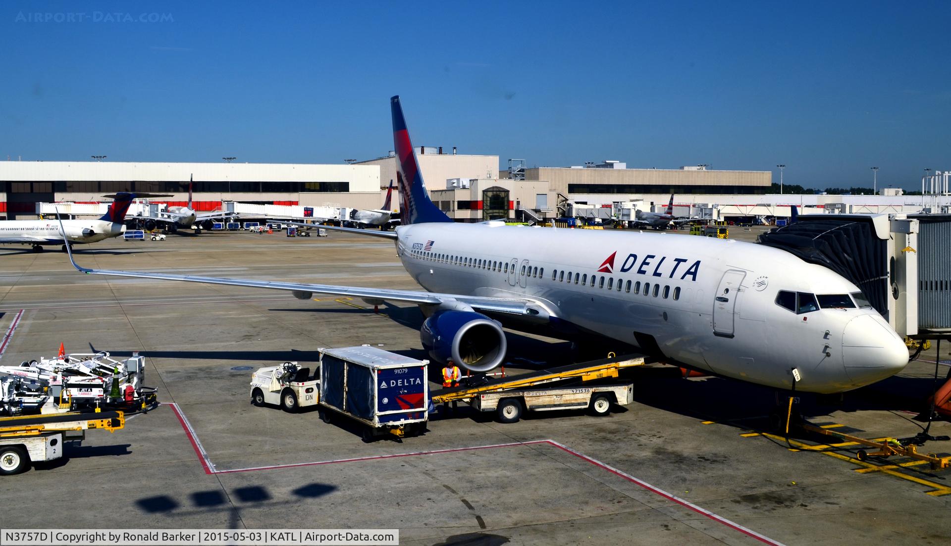 N3757D, 2001 Boeing 737-832 C/N 30813, At the gate Atlanta