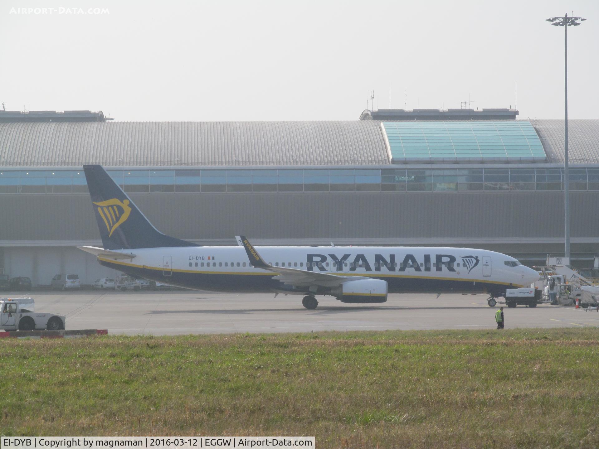EI-DYB, 2008 Boeing 737-8AS C/N 33633, just landed