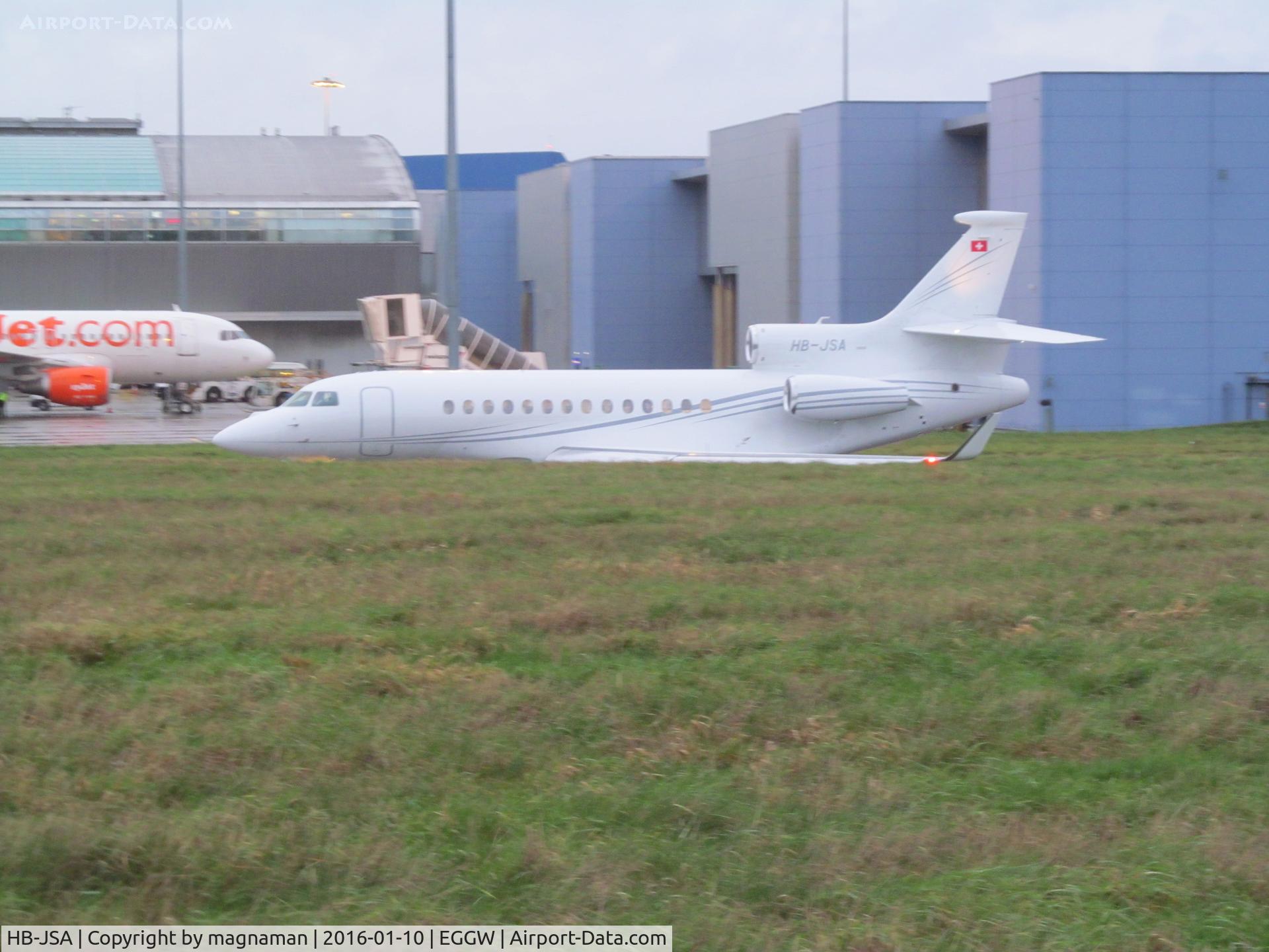 HB-JSA, 2012 Dassault Falcon 7X C/N 161, leaving at dusk on a dull day