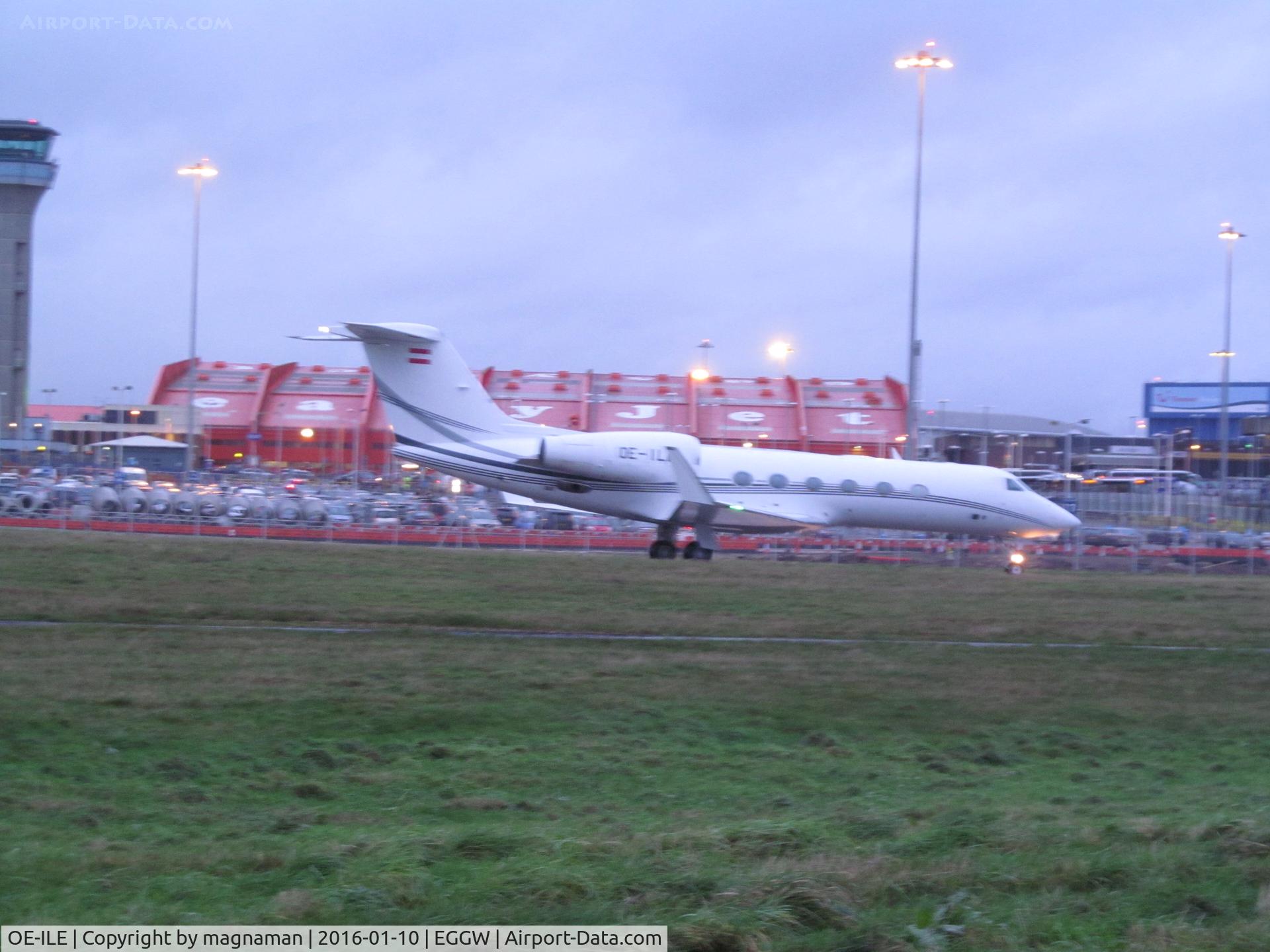 OE-ILE, 2008 Gulfstream Aerospace GIV-X (G450) C/N 4122, taxying in in gloom at Luton