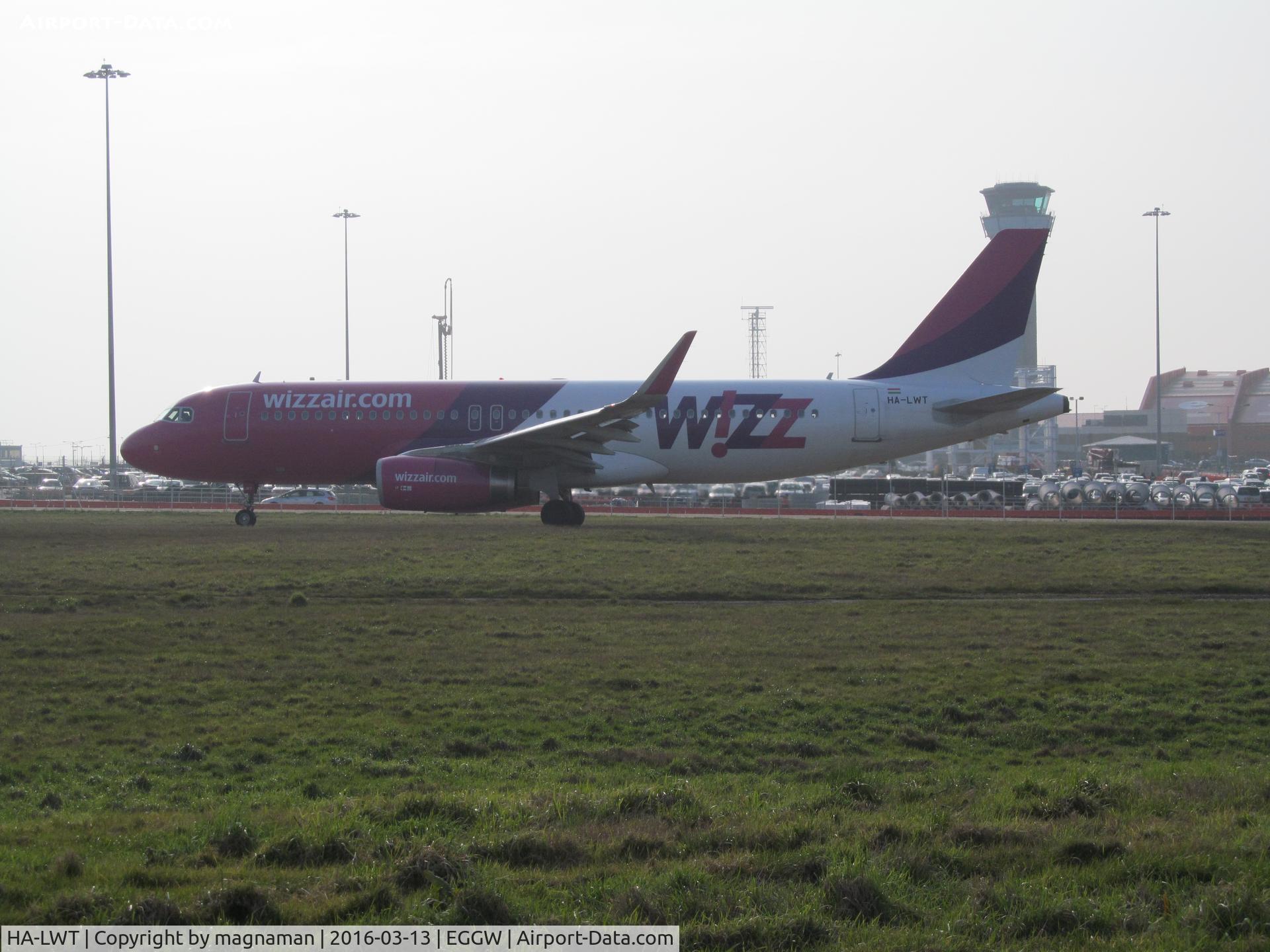 HA-LWT, 2013 Airbus A320-232 C/N 5615, leaving luton
