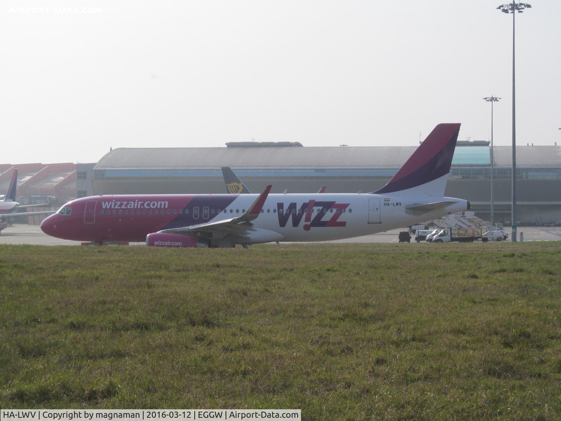 HA-LWV, 2013 Airbus A320-232 C/N 5660, at luton