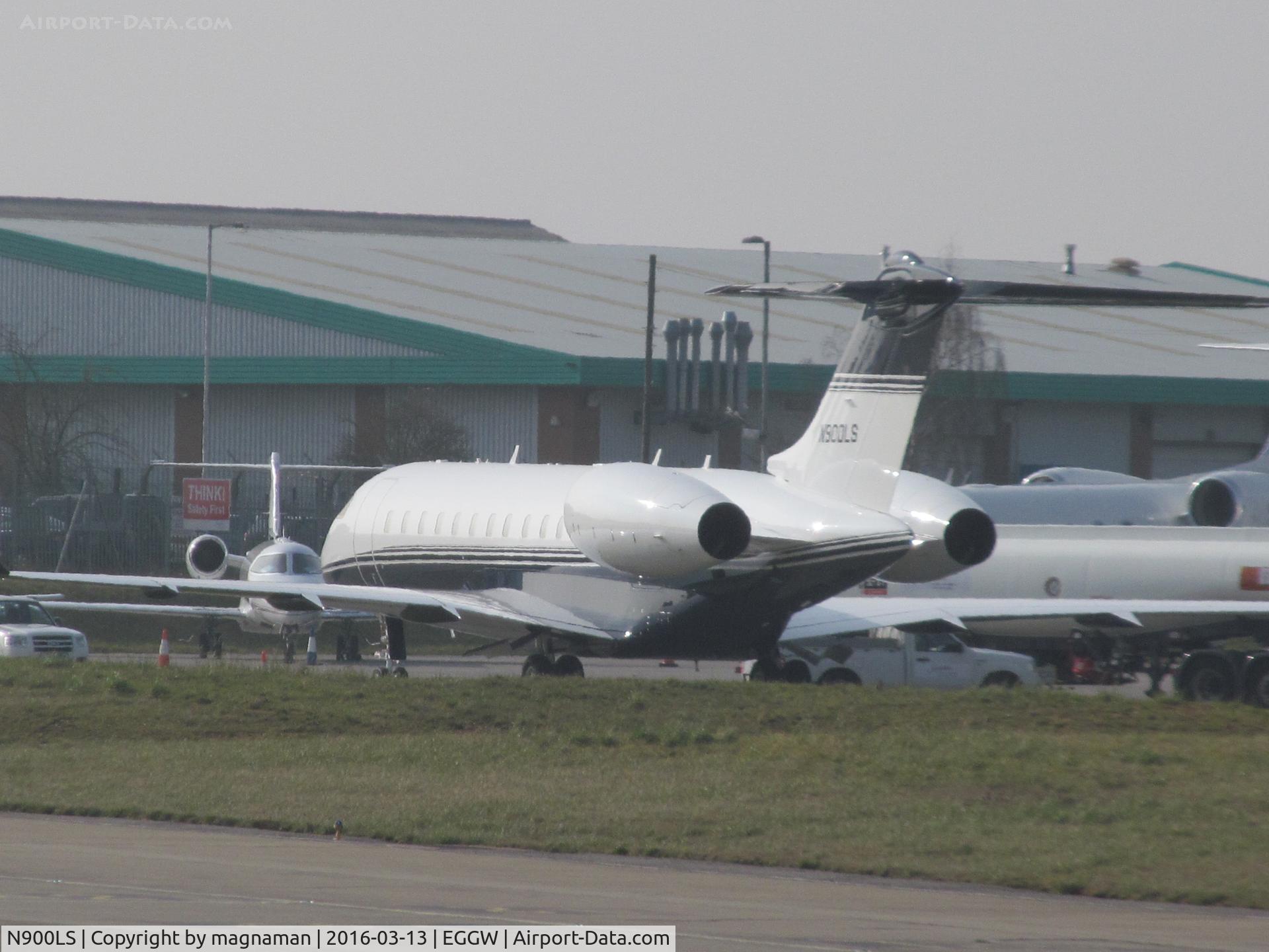 N900LS, 2006 Bombardier BD-700-1A11 Global 5000 C/N 9216, At biz base luton