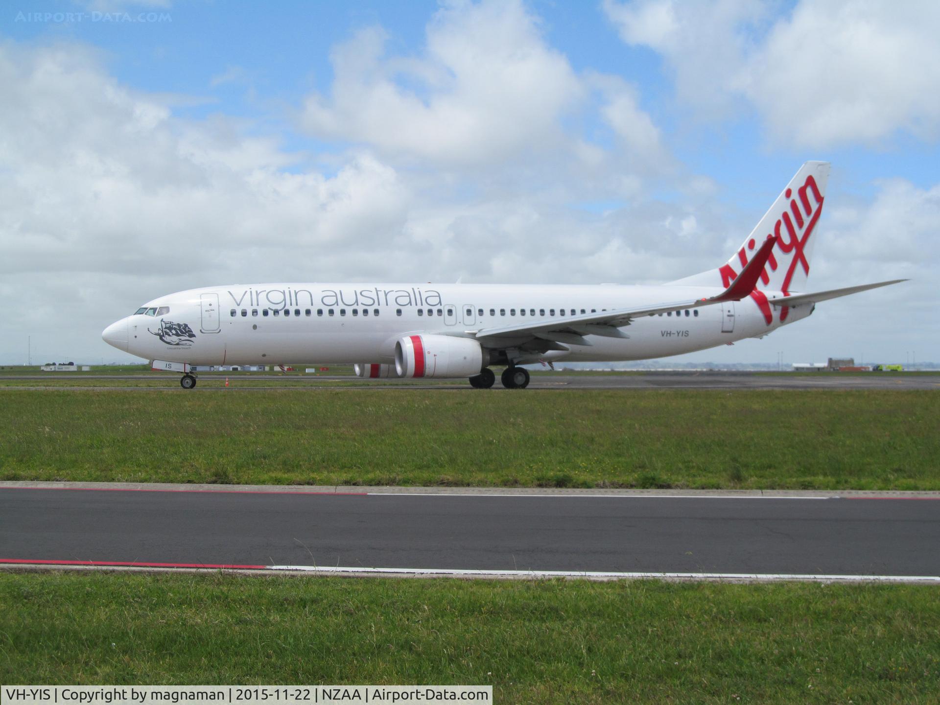 VH-YIS, 2012 Boeing 737-8FE C/N 39926, out to runway