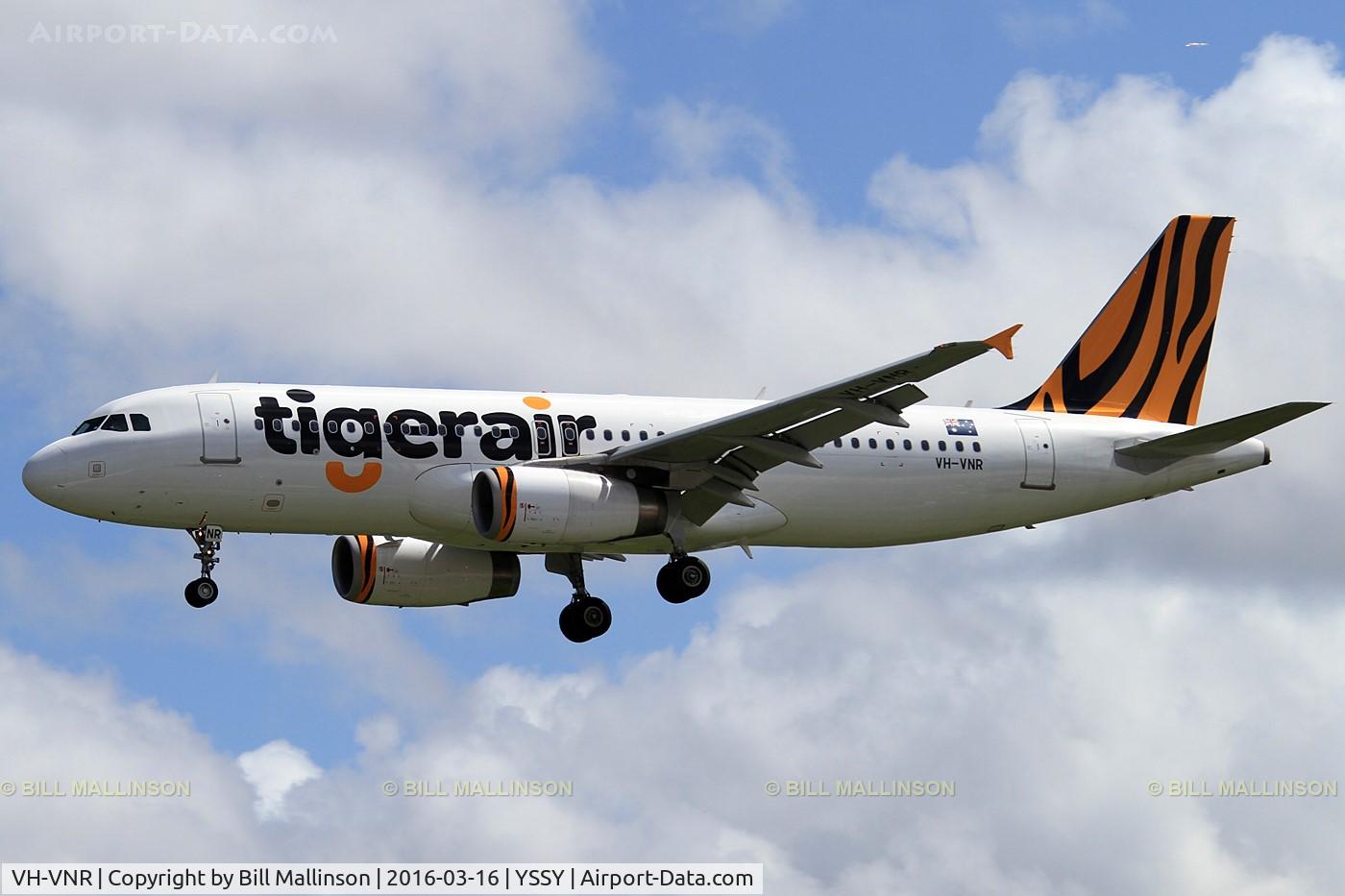 VH-VNR, 2013 Airbus A320-232 C/N 5900, finals to 16R